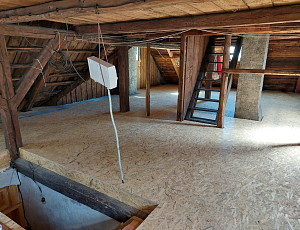 Zateplení stropu rodinného domu a zhotovení podlahy půdy